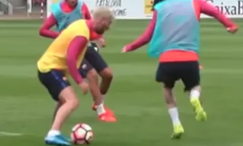 Messi hành hạ đồng đội trên sân tập
