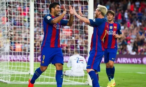 Messi "ngã bàn đèn" kiến tạo không tưởng cho Suarez