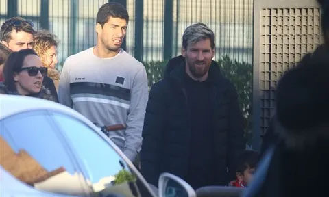 Messi và Suarez 'hẹn hò' đi xem các quý tử đá bóng