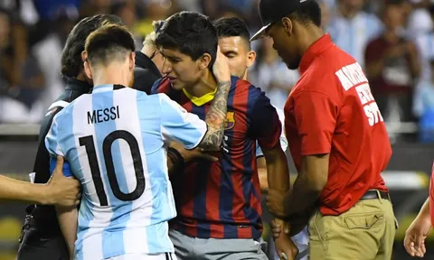 Messi ôm, an ủi 'kẻ đột nhập' trận Argentina- Panama