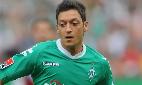 Mesut Oezil khi còn tung hoành ở Bundesliga