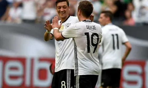 Mesut Oezil khiến hàng thủ Ukraine rối loạn