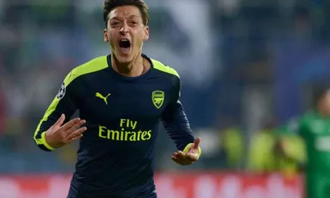 Mesut Oezil tiến sát thành tích kiến tạo của Messi và Ronaldo