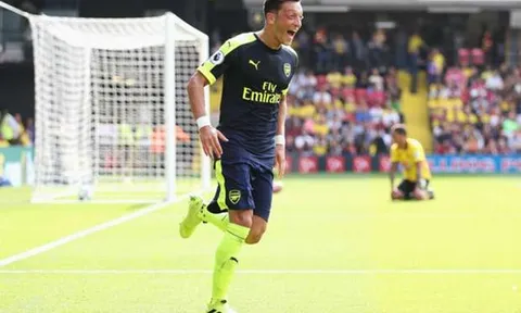 Mesut Oezil muốn 'cướp' chiếc áo số 10 của Jack Wilshere