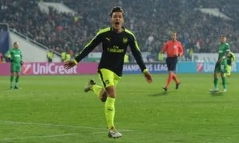 Mesut Ozil tâng bóng qua thủ môn, loại bỏ 2 hậu vệ và ghi bàn