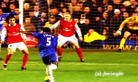 Michael Essien sút trái phá, tung lưới Arsenal
