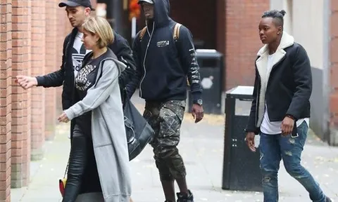 "Mở tài khoản" cho Man United, Pogba chiêu đãi bạn bè