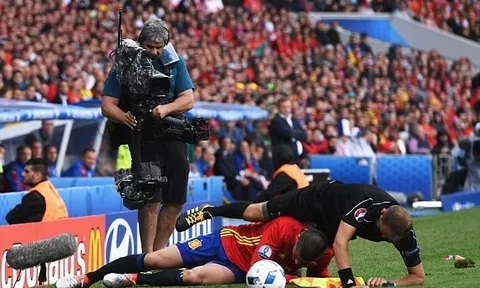 Cận cảnh Alvaro Morata khiến trọng tài biên ngã sấp mặt