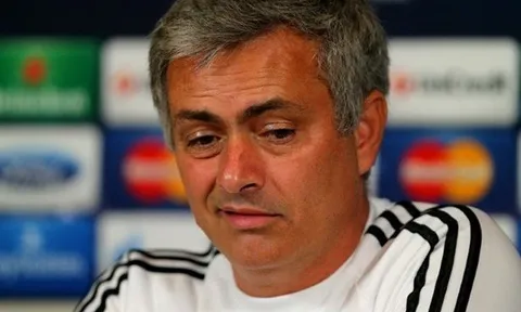 Mourinho tức giận khi được hỏi về việc bắt tay với Pep