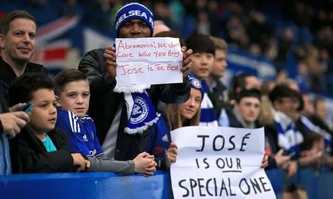 Chiếc áo Chelsea và một Mourinho thù vặt