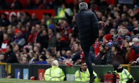 Mourinho bị cấm chỉ đạo 1 trận, phạt 16.000 bảng Anh