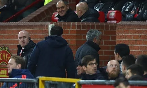 Mourinho chỉ đạo các học trò từ 1 vị trí bí mật tại Old Trafford
