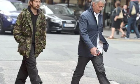 Mourinho bị người vô gia cư vòi tiền trên phố