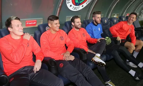 Mourinho lại tính xáo trộn bộ khung vì Phil Jones