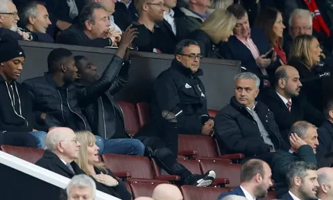 Mourinho ngăn cấm học trò chụp ảnh