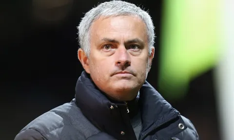 Mourinho: Tôi không phải là Einstein để dùng 4 cầu thủ đá cánh