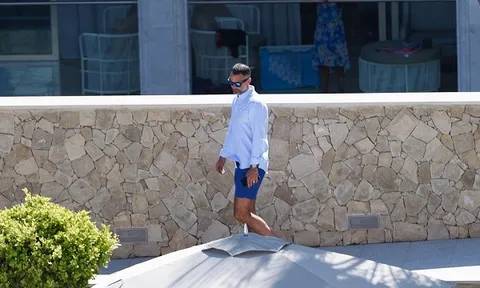 Xa MU, Ryan Giggs sầu đời bỏ dở kỳ nghỉ