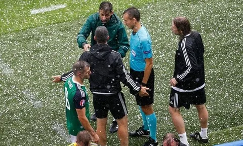 Mưa đá cắt ngang trận Ukraine vs Bắc Ireland