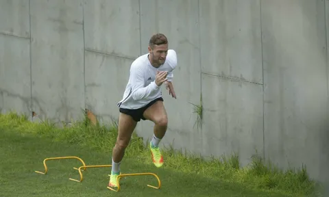 Arsenal thiếu quyết đoán, Mustafi trở lại tập luyện cùng Valencia