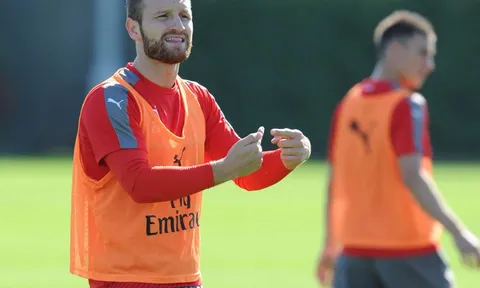 Mustafi thử tài chỉ đạo trước trận gặp Chelsea