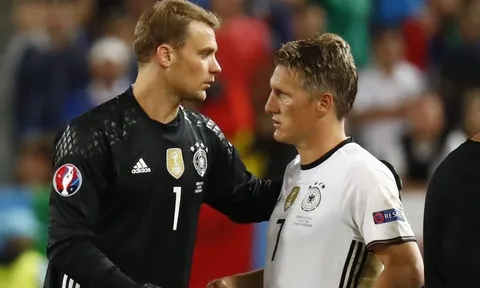 Neuer sốc vì cách MU đối xử với Schweinsteiger