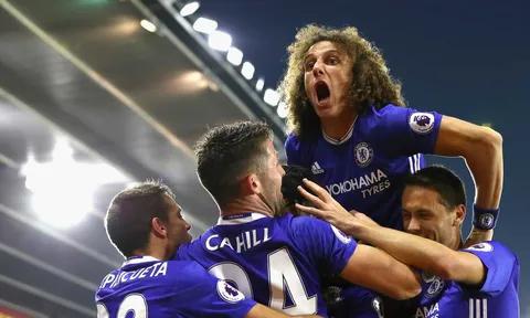 Neville: David Luiz không còn như cậu bé 10 tuổi chơi Playstation