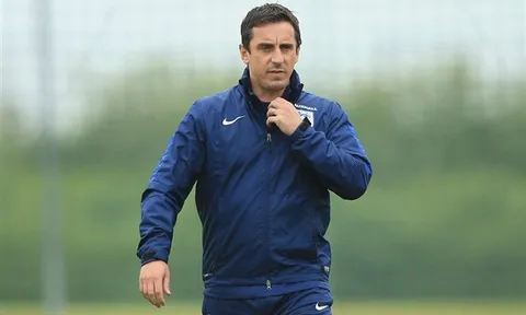 Neville không tin Arsenal và Man City có thể vô địch
