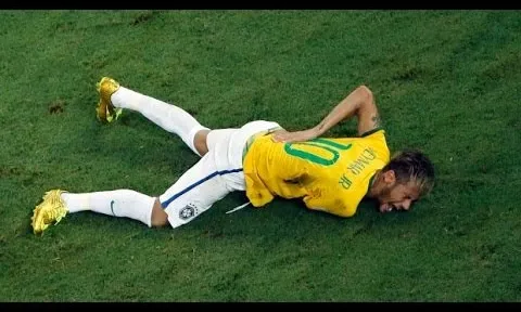 Neymar - Chuyên gia bị phạm lỗi