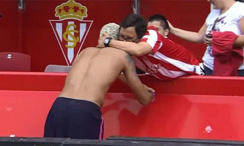 Neymar khiến CĐV 'tan chảy' với hành động đẹp