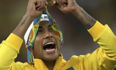 Neymar kỷ niệm chức vô địch theo phong cách riêng