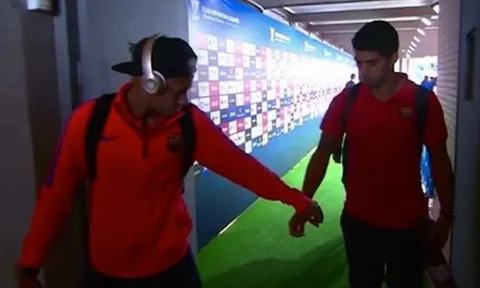 Neymar 'thả thính' Suarez bằng... bã kẹo cao su