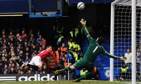 Nghẹt thở với pha cứu thua của Petr Cech vs Chicharito