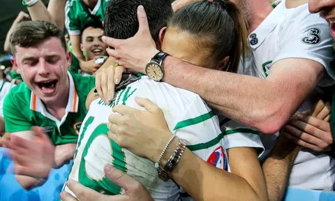 Người hùng Ireland vỡ òa trong vòng tay người thân