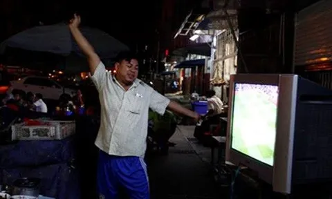 Người Myanmar xem MU vs Arsenal bên chiếc tivi cũ