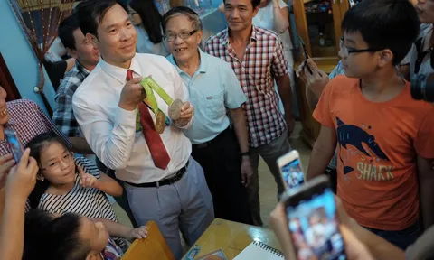 Nhà vô địch Olympic Hoàng Xuân Vinh rinh vàng về nhà
