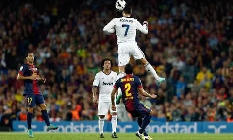Những cú đánh đầu kinh điển của Cristiano Ronaldo