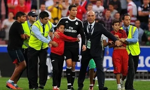 Những hành động đầy ắp tình cảm của Cristiano Ronaldo