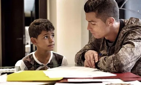 Những hình ảnh Ronaldo thể hiện tình yêu dành cho con