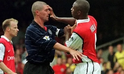 Những hình ảnh xấu xí trong trận đại chiến giữa Man Utd và Arsenal