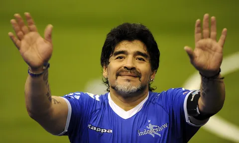 Những pha bóng ảo diệu của 'Cậu Bé Vàng' Diego Maradona