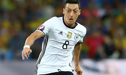 Nội bộ tuyển Đức lục đục, Oezil phản pháo Boateng