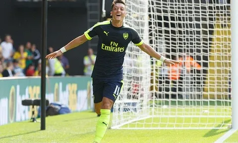 Tỏa sáng, Oezil vẫn bị Wenger chê bai