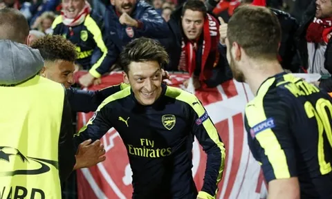 Oezil lại nổ súng, Arsenal ngược dòng ngoạn mục trước Ludogorets