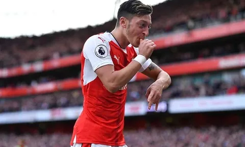 Oezil lý giải chữ 'M' đằng sau bàn thắng vào lưới Swansea