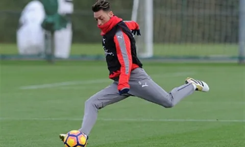 Oezil tăng cường tập sút và chạy chỗ trước thềm Derby London