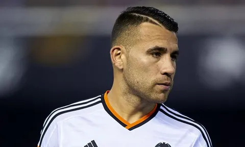 Otamendi thời còn khoác áo Valencia