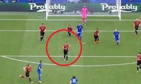 Lo chải chuốt, hậu vệ Thổ Nhĩ Kỳ bị Modric trừng phạt