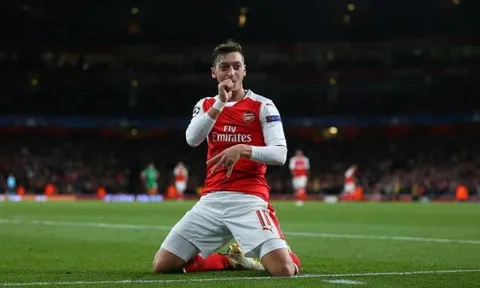 Fan kêu gọi Arsenal dựng tượng Oezil ngoài sân Emirates