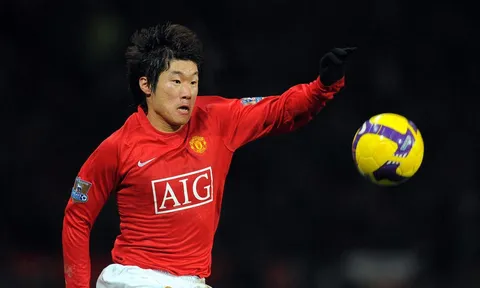 Park Ji Sung cắp sách đến giảng đường đại học