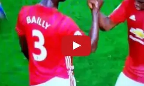 Paul Pogba và Eric Bailly 'âu yếm' sau trận thắng Southampton